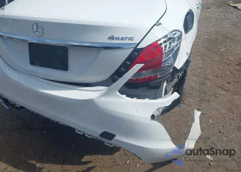 2017 Mercedes-Benz C 300 4Matic z USA, uszkodzony, nr VIN 55SWF4KB9HU182405